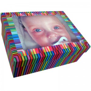 Bunte Fotobox bedruckt mit einem Foto von einem Baby.