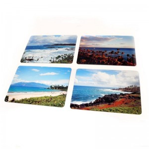Vier verschiedene Tischsets bedruckt mit Fotos von Landschaften