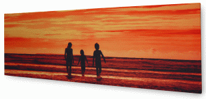 Eine Foto Leinwand mit einem Foto von drei Kindern am Strand bei Sonnenuntergang im Panoramaformat