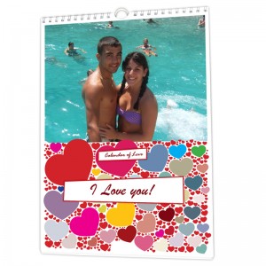 Ein Fotokalender zum Valentinstag mit einem Foto von einem Paar im Meer, Herzen und dem Schriftzug I love you.