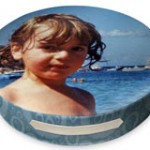 Ein Sitzkissen bedruckt mit einem Foto eines Jungen am Strand.