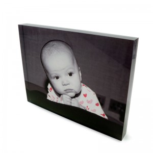 Ein Acrylglas Foto mit einem Foto eines Babys