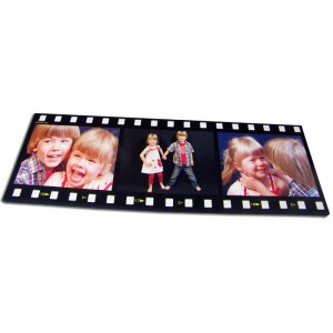 Eine Foto Leinwand mit Filmstreifen Collage mit drei Fotos von Kindern