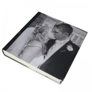 Ein Fotobuch mit einem Foto eines Hochzeitspaares in schwarz/weiss