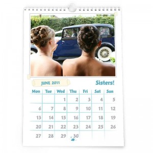 Eine Seite eines Fotokalender mit einem Foto von zwei Hochzeitsgästen
