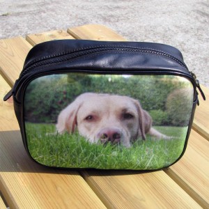 Eine Tasche mit Fotodruck mit einem Foto eines Hundes im Gras als Geschenke für Tierfreunde