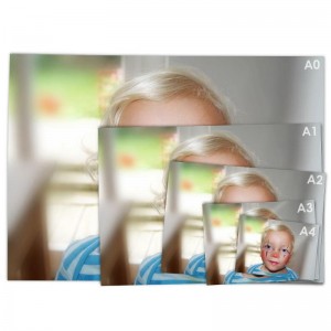Mehere Posterdrucke in verschiedenen Größen mit einem Foto eines Jungen