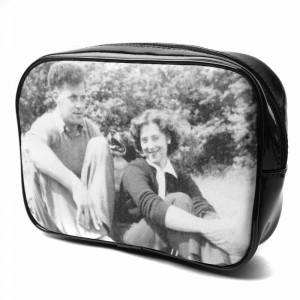 Eine schwarze Schminktasche mit einem alten Foto eines Paares