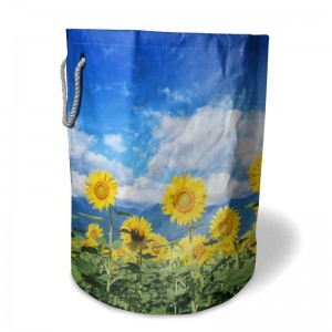 Ein Wäschesack bedruckt mit einem Foto von Sonnenblumen auf einer Wiese mit blauem Himmel