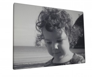 Eine Foto Leinwand mit einem schwarz/weiss Foto eines Mädchen am Strand