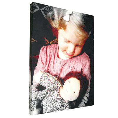 Eine Foto Leinwand mit einerm Foto eines Mädchens mit Puppe