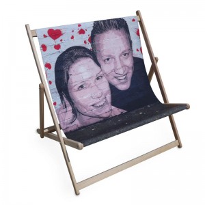 Ein Dopple Liegestuhl bedruckt mit einem Bild eines Paares im Banksy Style