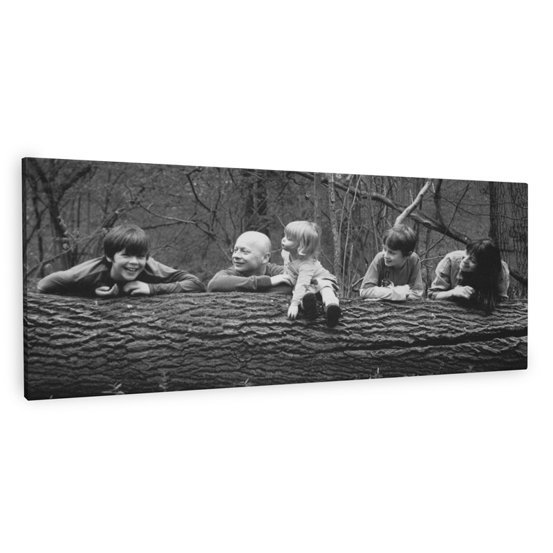 Eine Foto Leinwand schwarz weiss mit einem Foto einer Familie im Wald