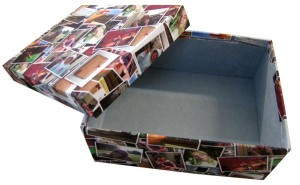 Eine Fotobox bedruckt mit einer Fotocollage mit offenem Deckel