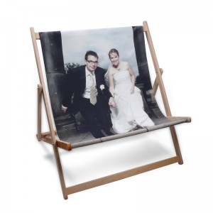 Ein Doppel-Liegestuhl bedruckt mit einem Foto eines Brautpaares auf der Sitzschlinge