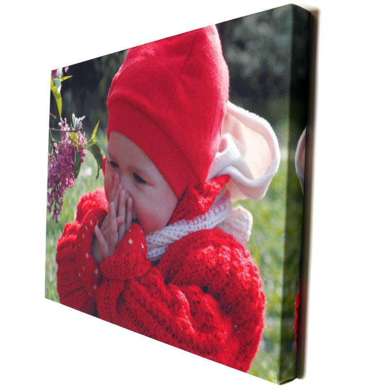Eine Fotoleinwand mit einem Foto eines Kindes mit roter Mütze