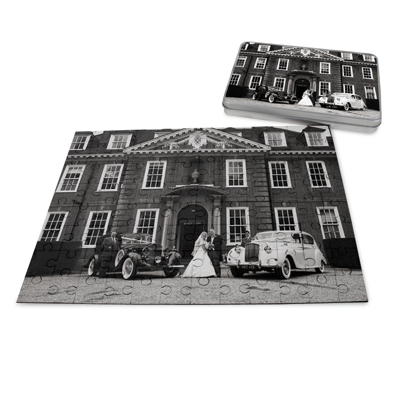 Ein Fotopuzzle mit passender Blechdose mit einem schwarz weiss Foto einer Hochzeit