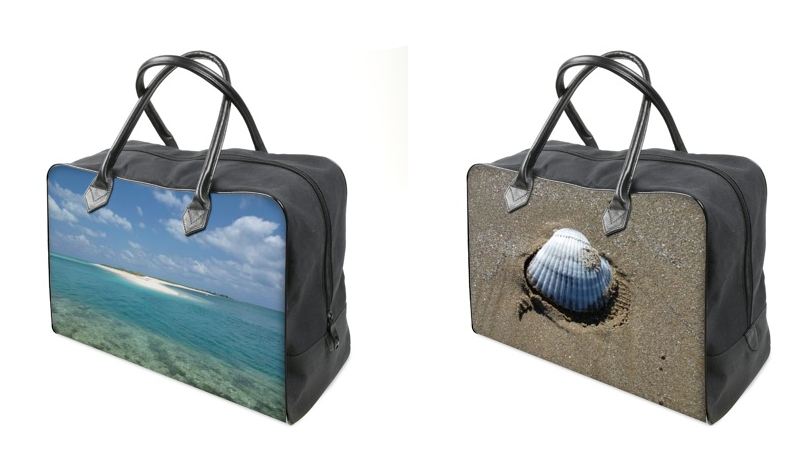Eine Reisetasche mit Fotos von Strand und Muschel