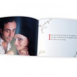 Buch der Liebe aufgeschlagen mit dem Foto eines Paares und Text