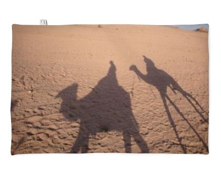Fotodecke bedruckt mit einem Foto von zwei Kamelschatten in der Wüste