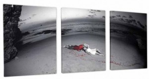 Dreiteilige Leinwand in schwarz weiss mit rotem Farbefekt, Foto eines Paares am Strand