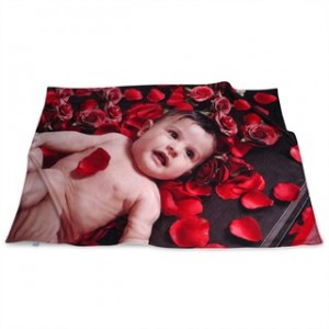 Fotodecke mit einem Foto eines Babys mit Rosenblättern