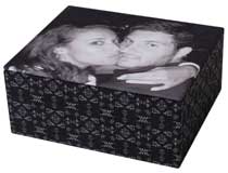 Schmuckkästchen in schwarz mit einem Foto eines Paares