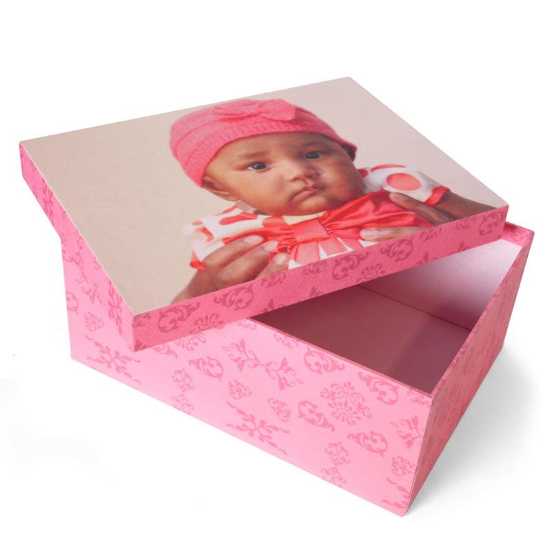 Fotobox in rosa mit einem Foto eines Babys auf dem Deckel