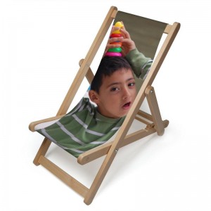 Liegestuhl für Kinder mit einem Foto eines Jungen mit Bausteinen