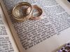 Eheringe zur Hochzeit auf Bibel
