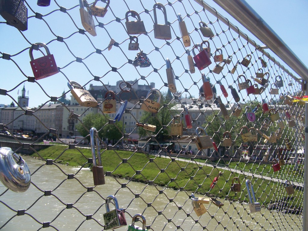 Vorhängeschlosser von Verliebten am Brückengeländer des Makartstegs in Salzburg