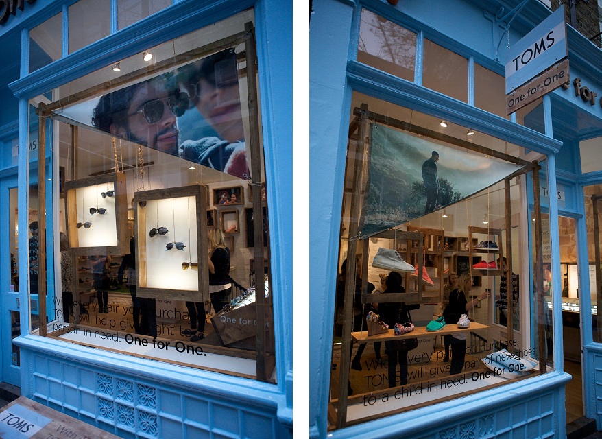 Nahaufnahme der Schaufenster von TOMS in Covent Garden, London