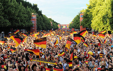 Fussballfans auf einer Fanmeile in Deutschland