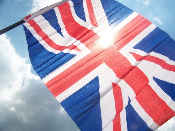 Union Jack Flagge mit Sonne im Hintergrund