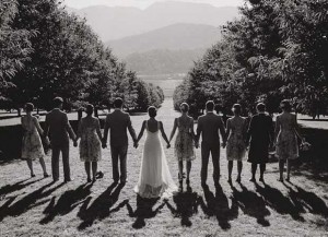 Hochzeitsfoto des Paares mit Freunden in schwarz-weiss