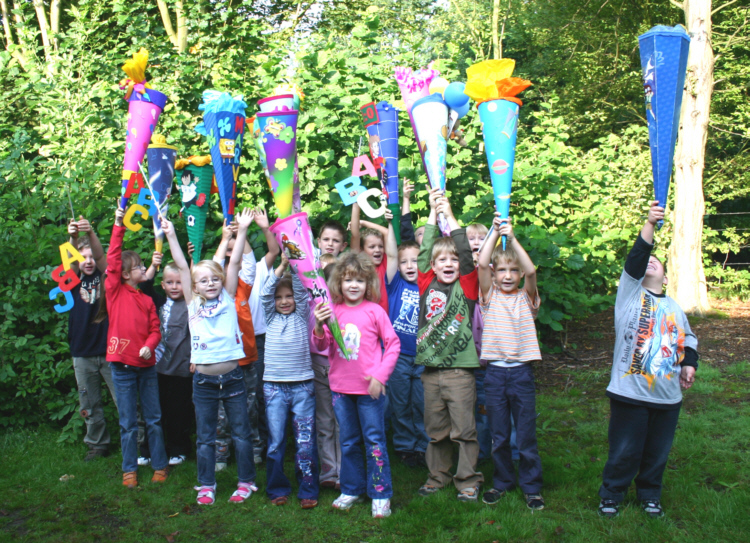 einschulung kinder mit schultüten