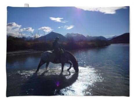 Fotodecke mit dem Foto eines Pferdes am See