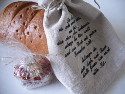 brot und salz mit passendem leinensäckchen