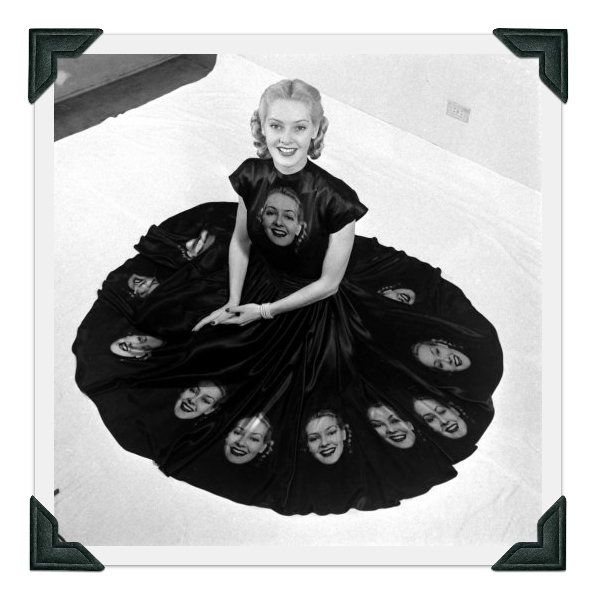 Norma Richter in einem Kleid mit Textilfotodruck