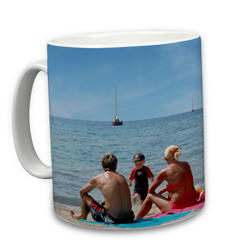 Kaffeepot mit Foto einer Familie am Strand