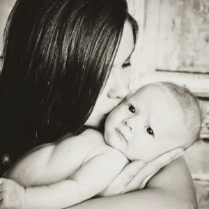 Mutter mit Baby, schwarz weiß Foto