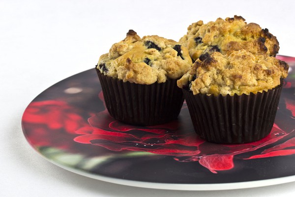 Blaubeer Muffins vegan auf bedrucktem Teller von Originelle Fotogeschenke