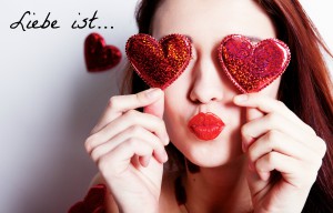 Liebe ist...frau mit Herzen vor den Augen und Kussmund