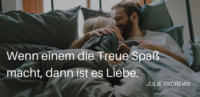 liebes zitate paar im bett lachend mit text